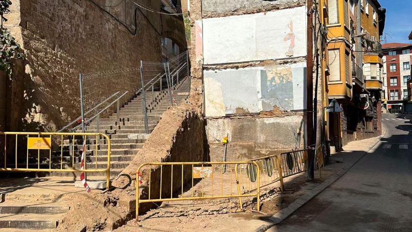Reabierta al tráfico la calle San Quintín tras finalizar el derribo de calle Parroquia 23