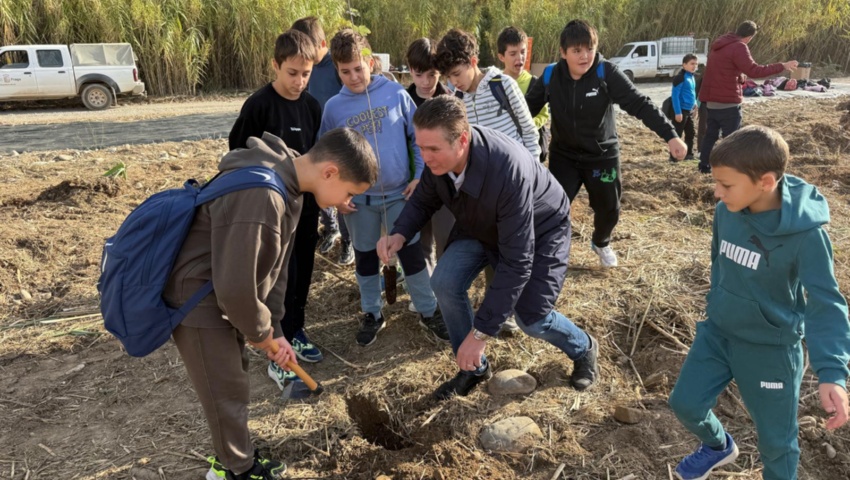 Los colegios de Fraga participan en la restauración del bosque de ribera con la plantación de 400 ejemplares