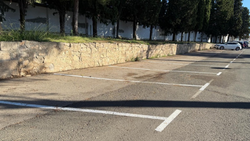 El Ayuntamiento realiza mejoras en la señalización del entorno del cementerio municipal