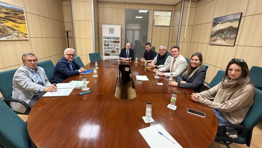 Visita al consejero de Agricultura con los regantes del Sifón de Cardiel