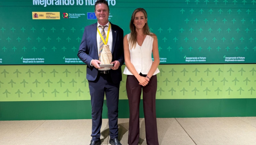 La vicepresidenta tercera del Gobierno Sara Aagesen le otorga a Fraga un reconocimiento por el Cinca Revive