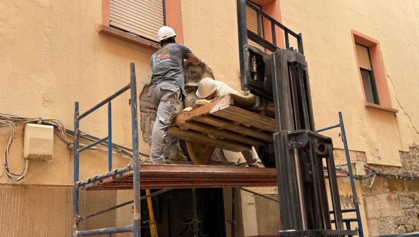 El escudo nobiliario que fue extraído en enero regresa a la fachada de Casa Lafuerza