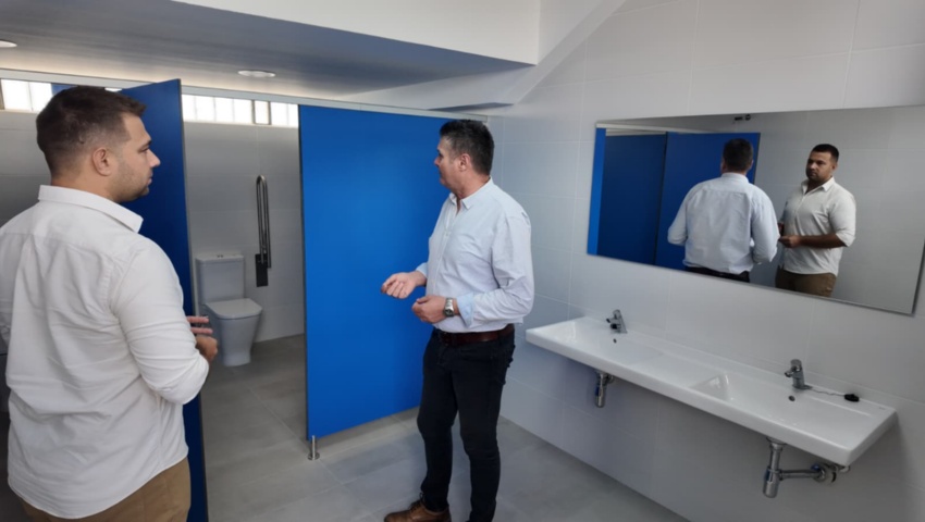 El Ayuntamiento de Fraga renueva los aseos de La Estacada