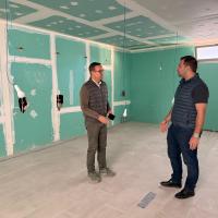 David Casanova y Jordi Esteve, en la mejora de los vestuarios de las piscinas