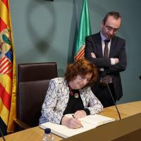 María Victoria Broto firma en el libro de honor del Ayuntamiento de Fraga