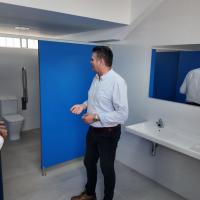 Gramún y Casanova, visitando las obras finalizadas de los aseos de La Estacada