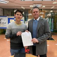 Ignacio Gramún, en la recogida de firmas del Sindicato de Estudiantes del IES Bajo Cinca