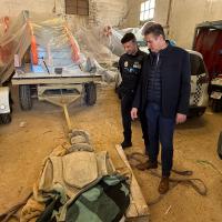 El alcalde de Fraga, Ignacio Gramún, y el jefe de Policía Local, David Buil, junto al escudo de Casa Lafuerza