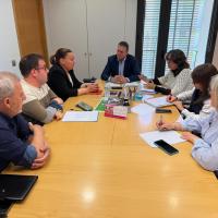 El alcalde Ignacio Gramún y el concejal de Sanidad, Ángel Cabrera, reunidos con Cáritas Diocesana Barbastro Monzón y Servicios Sociales de la Comarca del Bajo/Baix Cinca