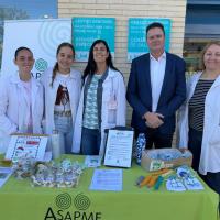 Ignacio Gramún visita la mesa informativa de ASAPME Huesca